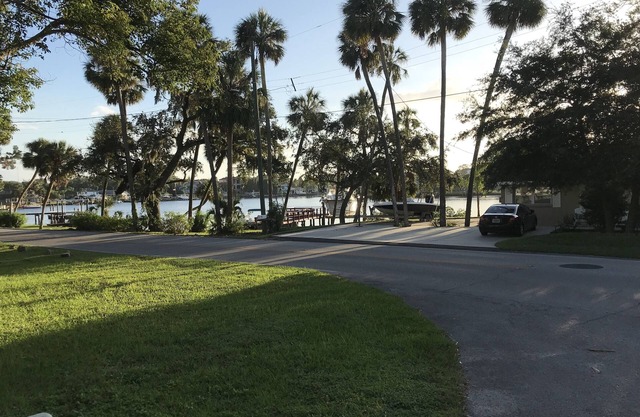 Bungalow al otro lado de la calle del río Pithlachascotee