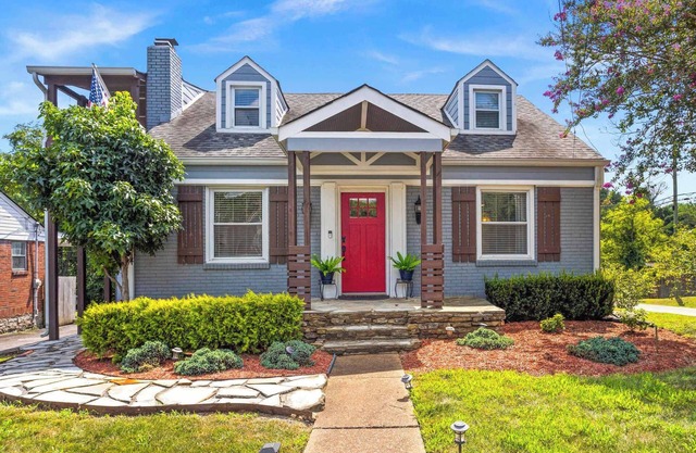 Modern Comfortable 1940s Cottage 6 miles to Downtown Nashville