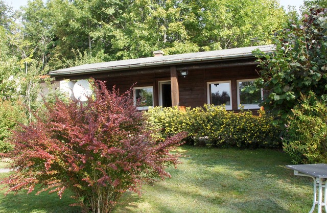 Bungalow Renate with a south-facing terrace and a large lawn