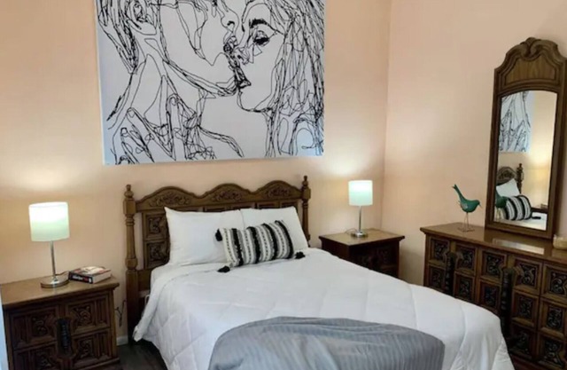 Bungalow/Walking distance/ Historic Ybor (2210)