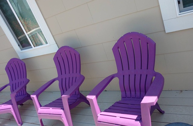 Bungalow con electrodomésticos nuevos de acero inoxidable y cocina de concepto abierto