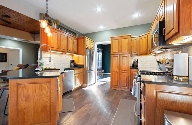 Bur Oak House: Autumn Adventures and Cozy Comforts!