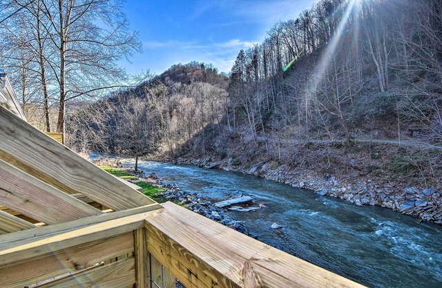 Burnsville Apt w/ River View - 10 Mi to Hiking!