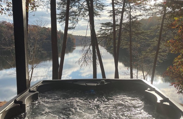 Burnt Mountain Waterfront Log Cabin, with 6person Spa