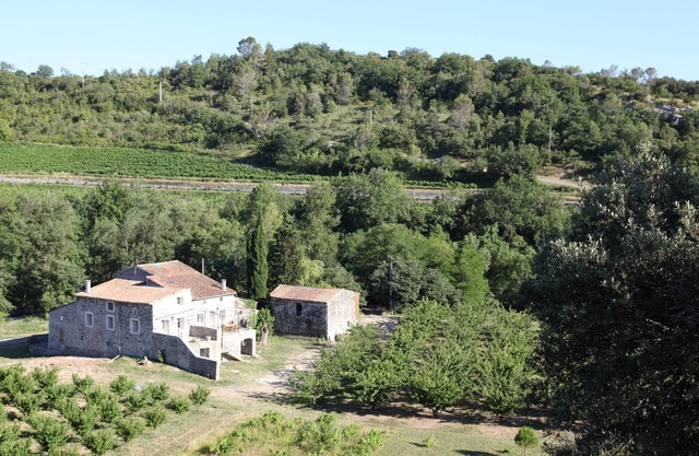 El sur de Ardèche, la casa en la ciudad castillo medieval por el río