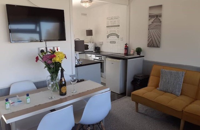 Buttercup Burrow, Modern Seaside Chalet