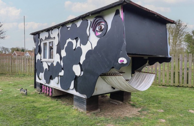 BUTTERCUP (COW SHED 3), pet friendly, with a garden in Campsea Ashe