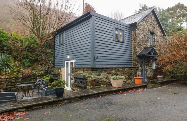 BWTHYN CAERDEON, romantic, character holiday cottage in Barmouth