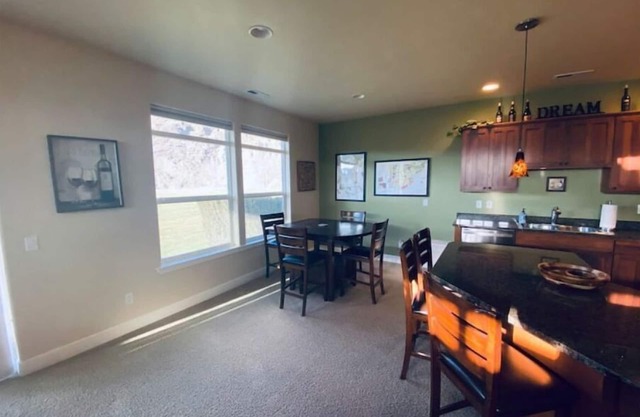 C17 Home by pool & Gorge shuttle