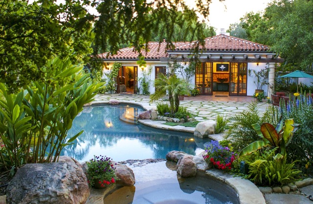 Cabana Las Floras- A Tropical Paradise Cabana con Piscina, Spa, y Wi-Fi