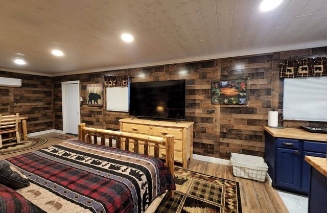 Cabin Apt 20min to Gatlinburg across from Ntl Park GameRoom+FirePit+Pet Friendly