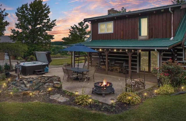 Cabin: Hot-Tub, Pickleball, Speakeasy, Bourbon Trail