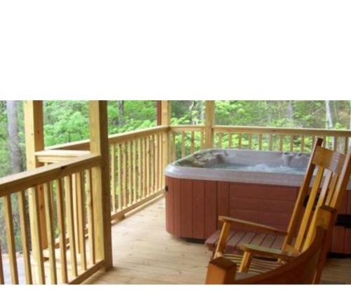 Cabin in the Treetops-Peaceful 1BR 20-Acre Rural Retreat-HotTub&WiFi near Asheville