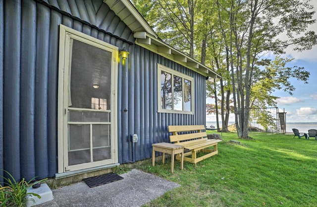 Cabin Situated on the Bank of Houghton Lake!