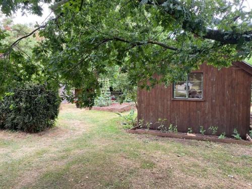 Cabin Sleeps 4 with Garden & Free Parking