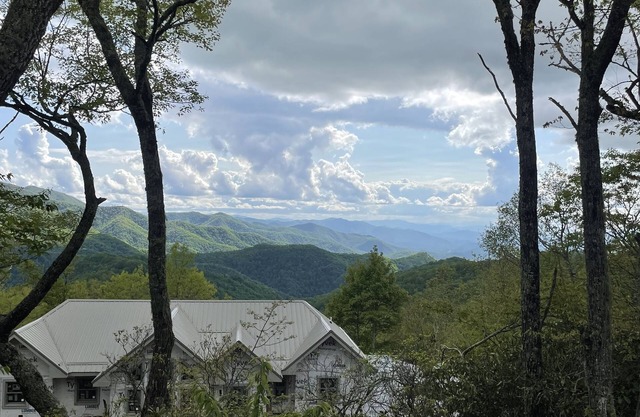 Cabin with a beautiful few at 4,700 feet in elevation