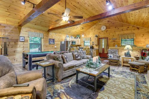 Cabin with Private Hot Tub about 7 Mi to Pigeon Forge!