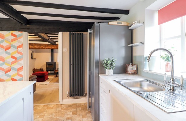 CAE GOGRYDD, pet friendly, character holiday cottage in Machynlleth