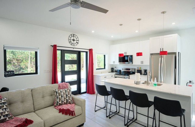 Caiman's Den - Charming 1-bedroom apartment in awesome Old Man Bay with AC