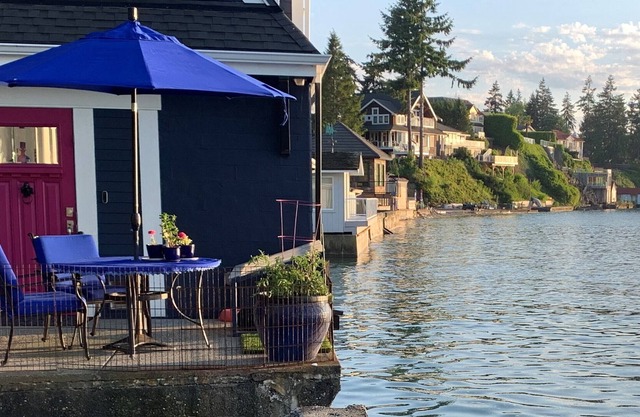 Caledonia Beach Waterfront Home. Direct access to the private beach!