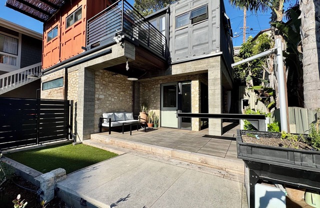 Cali beach living! Modern 2 BR home. Pet friendly. Walk to town, beaches, harbor