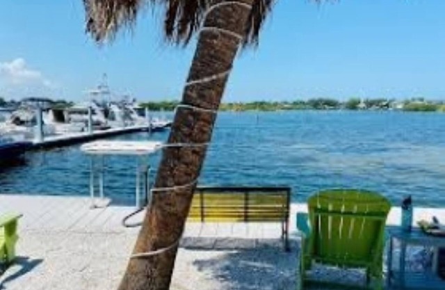 Calling all Snowbirds! PRIME location! Nov - Apr