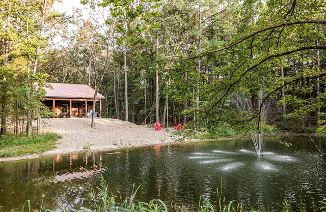 Calvert's Copper Cabin, Cozy cabin! Hot tub, Free Firewood, Fireplace!