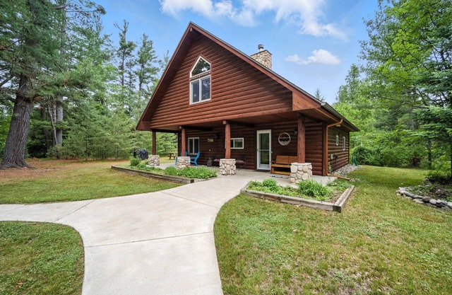 Camp Arrowhead-Just listed! Leaf-Peeping & River Views: Perfect Fall Retreat