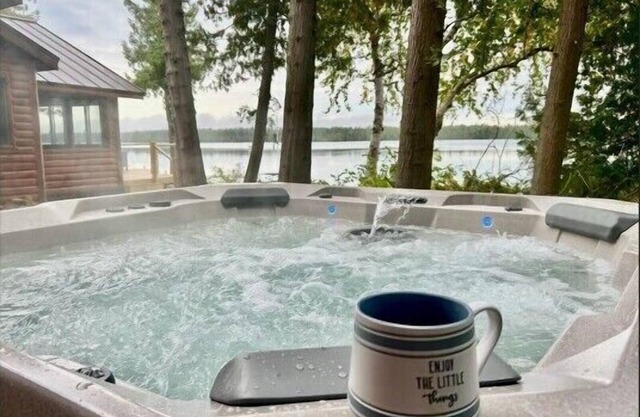 Camp Windy Dock: Brand New Hot Tub!