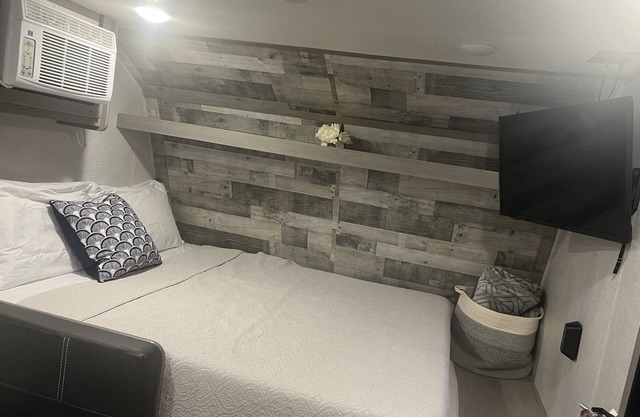 Camper/RV 10 minutes from Navarre beach