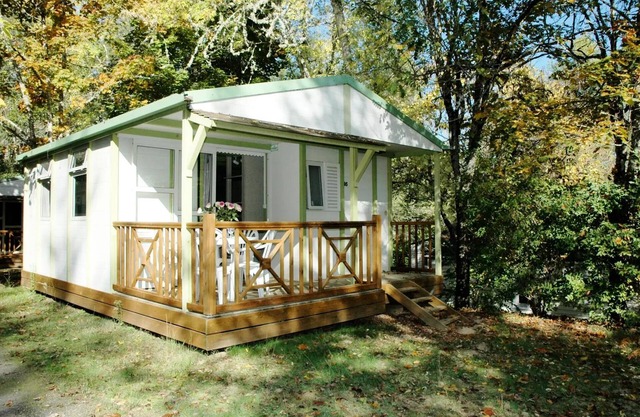 Camping Ushuaïa Villages les Pialades *** - Chalet Club 5 - 32m² with covered terrace - 2 bedrooms for 5 people
