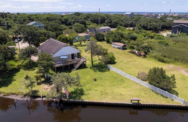 Canal Front 3 Bedroom Home / Newly Renovated