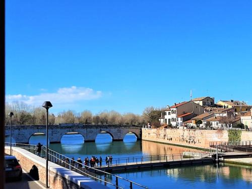 "Canal View", appartamento ampio e luminoso, con splendida vista sul canale e sul ponte romano, free parking, AC, WIFI