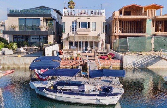 Canalfront Charmer by AvantStay | Waterfront w/ Shared Dock + Hot Tub