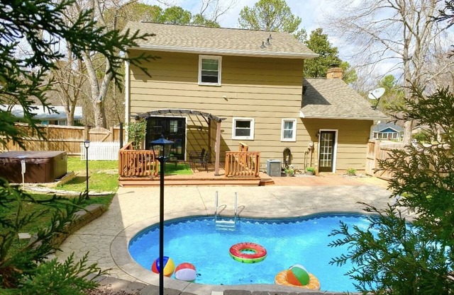 Cant Miss! Stunning Home w/ private Pool, Hot Tub and Firepit! (Pet Friendly)