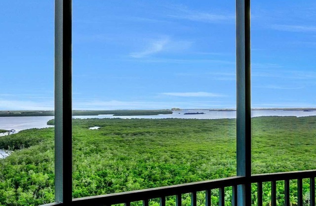 Cape Coral, Cape Harbour Condo w/ beautiful views & 2 screened lanais, new reno.