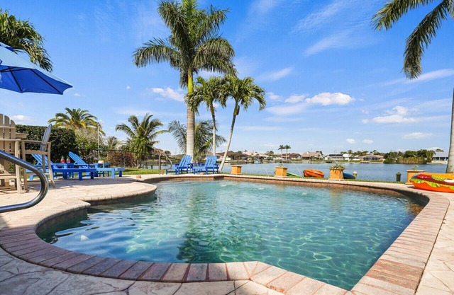 Frente al mar * Piscina * Kayaks * Bicicletas * Equipo de playa * Equipo de pesca * TV de 80 "* WiFi gratis * Costa