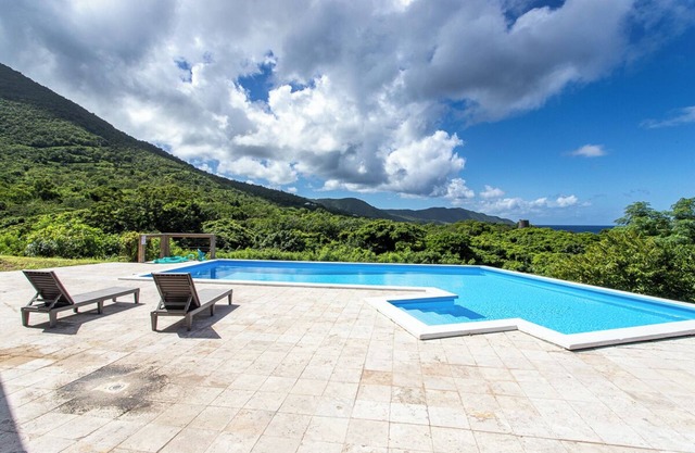 Captains' Quarters-3-bedroom house with WiFi, AC, full kitchen, pool & apartment