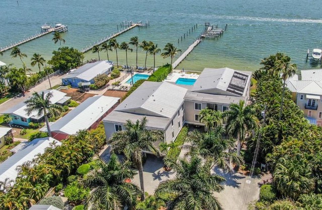 Captiva Hide A Way 2B