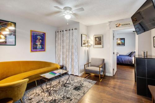 Captivating Conti Hideaway- Mid-City Perfection