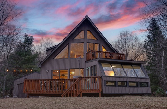 Carebear Cabin | Lakefront w/ Beach Access, Fire Pit + Game Room!