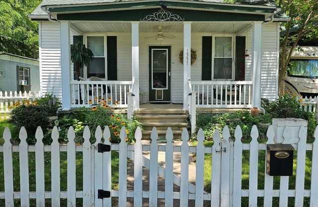 Charming 2-bedroom, two bathroom house in Carlyle, pets welcome!