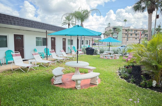 🌴Carousel Suite #5 – Your Beachy Studio 🏖️ Steps to the Beach!