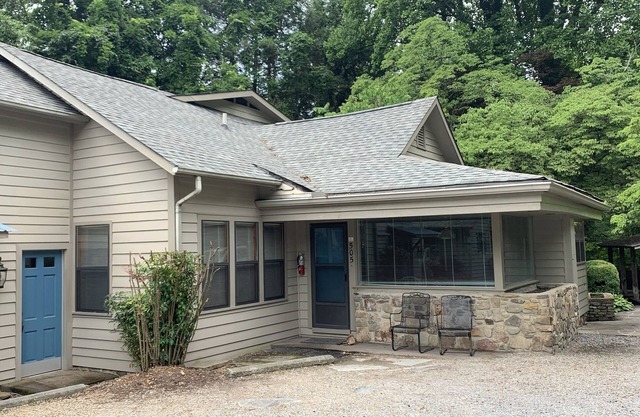 Carr's Northside - Family Suites, creek view - 3 Bedrooms