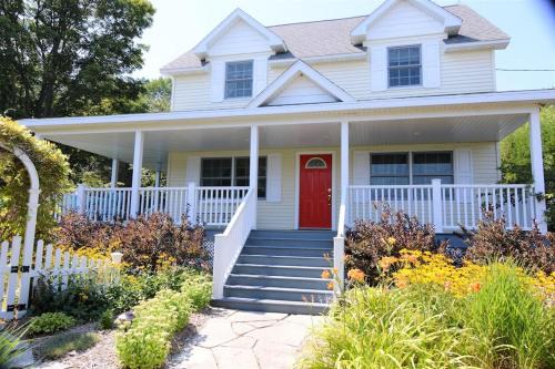 Carraig Mor Cottage - Beautiful House, Amazing Garden, Downtown Baileys Harbor