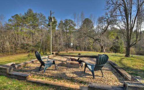 Carters Cozy Cabin - Relax or Roam 13 Acres
