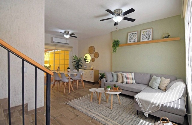 Casa Amarilla Renovada, Patios Amplios y Más