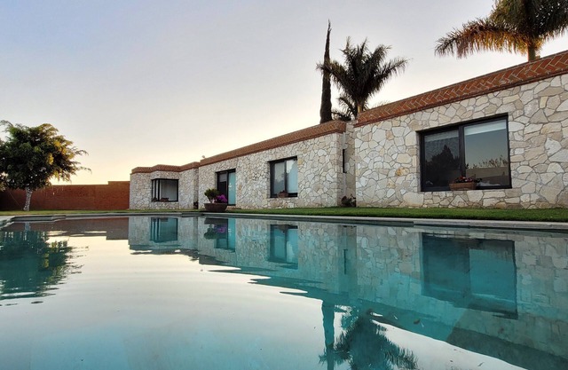 Hermosa casa con ayuda para servir desayuno y comida.