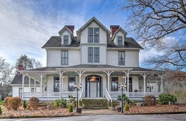 Casa Carolina Estate: Beautiful Victorian Mansion on 5 acres in Hendersonville!