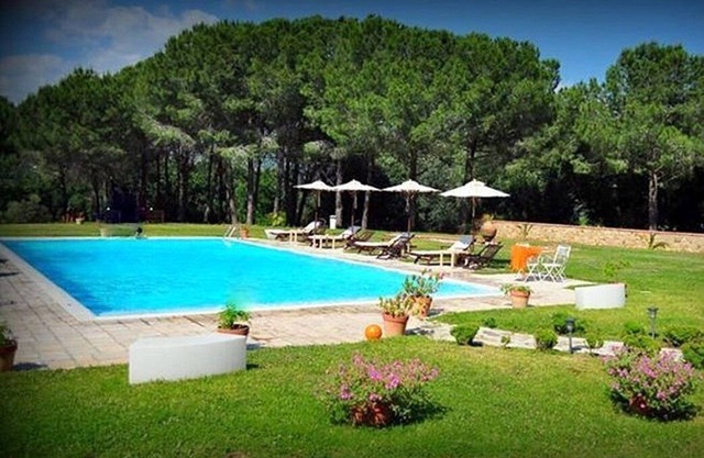 Casa Cedrina B: Un acogedor apartamento que forma parte de una villa rodeada de vegetación.